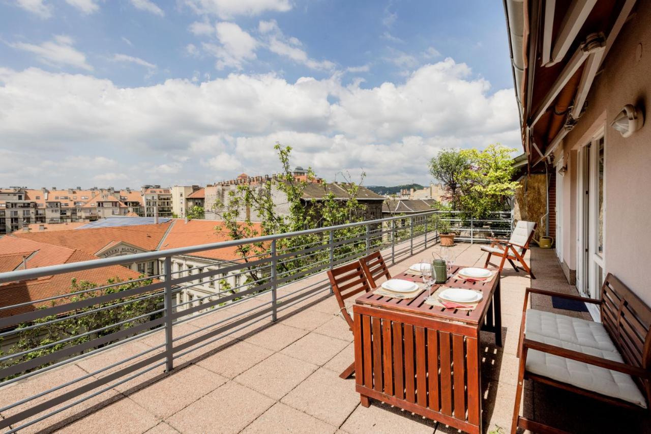 Bright And Spacious Penthouse W/ Terrace & Parking บูดาเปสต์ ภายนอก รูปภาพ