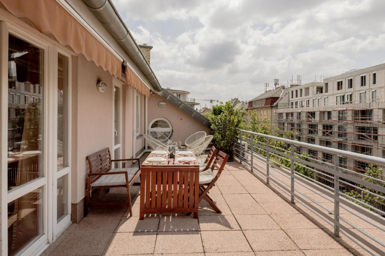 Bright And Spacious Penthouse W/ Terrace & Parking บูดาเปสต์ ภายนอก รูปภาพ